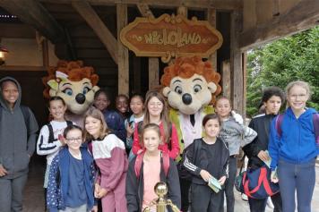 Groupe d'enfants au parc d'attraction Nigloland
