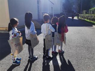 Groupe d'enfants tenant un tote bag Cité éducative Dijon