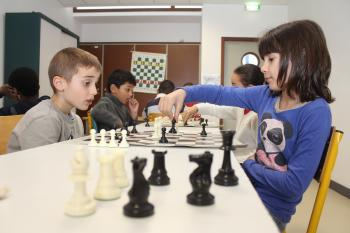 15 classes participent dès le mois de novembre à une initiation aux échecs.