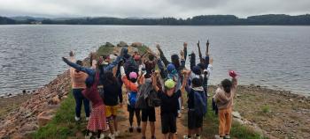 Groupe d'enfants face au lac des Settons