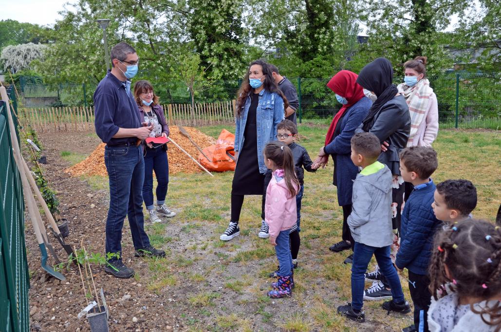 Enfants, parents, membres de l'équipe éducative de l'école Eugène Leroy, personnel municipal : tous mettent les mains dans la terre pour aménager le jardin d'Eugène