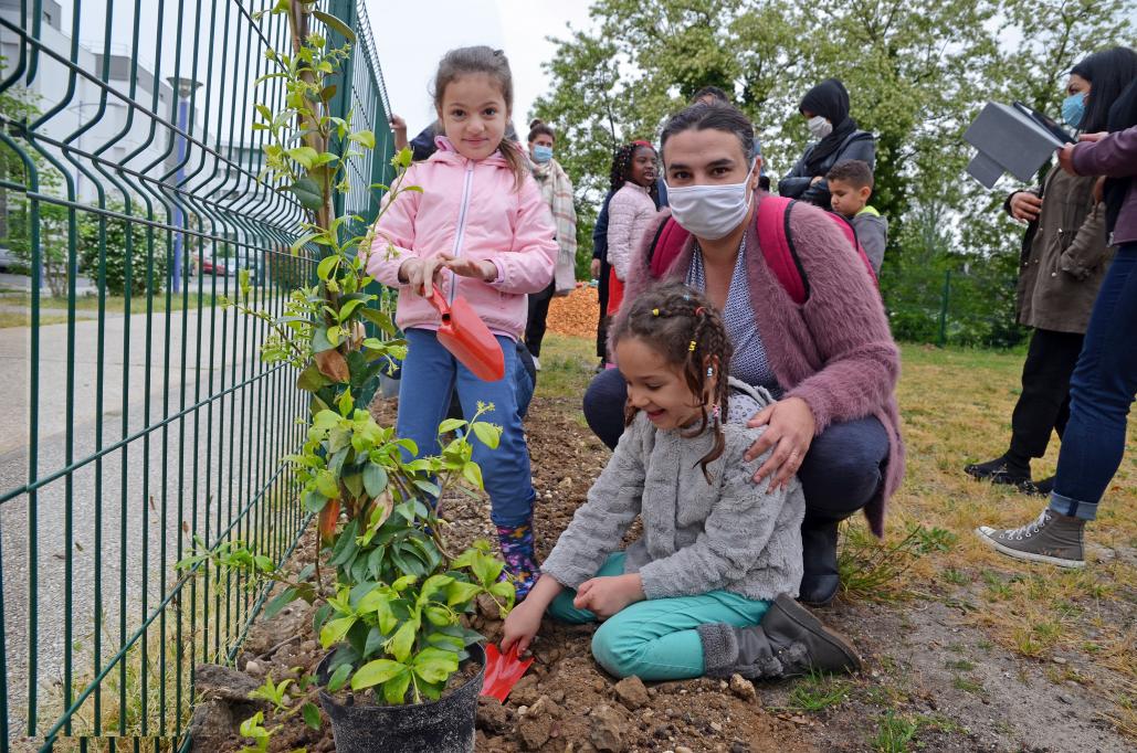 Enfants, parents, membres de l'équipe éducative de l'école Eugène Leroy, personnel municipal : tous mettent les mains dans la terre pour aménager le jardin d'Eugène