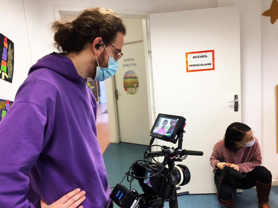Image du tournage en classe, à l'école maternelle Condorcet : les enfants, les membres de l'équipe de vidéastes