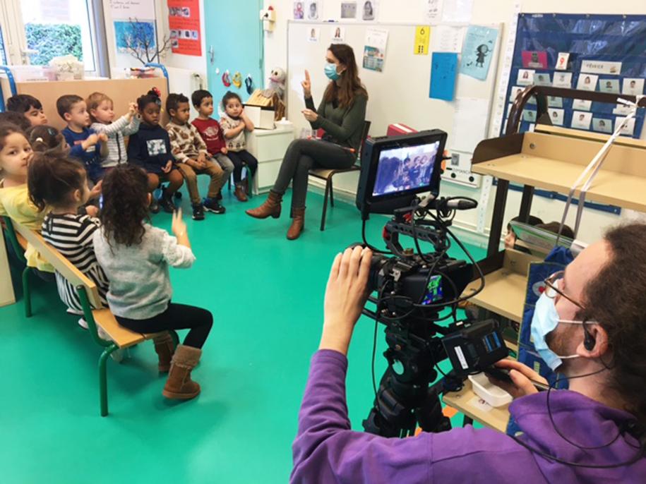 Image du tournage en classe, à l'école maternelle Condorcet : les enfants, les membres de l'équipe de vidéastes