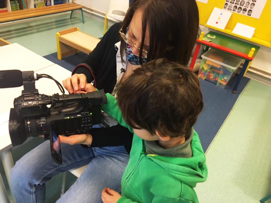 Image du tournage en classe, à l'école maternelle Suzanne Debrat : les enfants, les membres de l'équipe de vidéastes