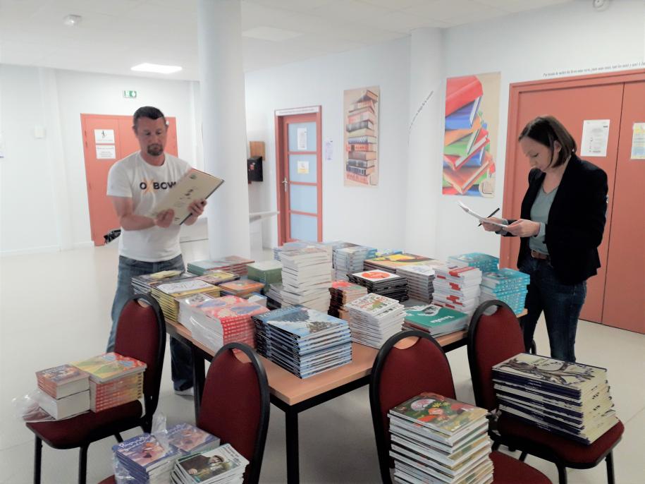 Les collègues de la Réussite Educative sélectionnent les livres en fonction du profil des enfants.