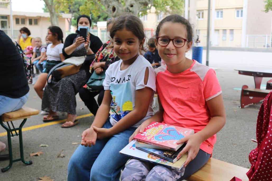 Distribution des livres aux élèves de l'école élémentaire Anatole France