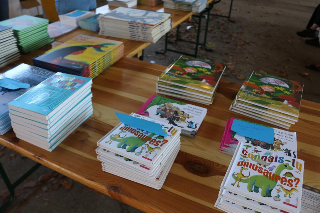 Distribution des livres aux élèves de l'école élémentaire Romain Rolland