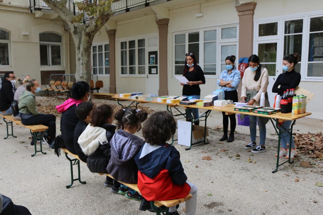 Distribution des livres dans la cour de la Mairie pour les élèves des écoles marternelles de Port-de-Bouc