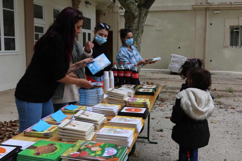 Distribution des livres dans la cour de la Mairie pour les élèves des écoles marternelles de Port-de-Bouc