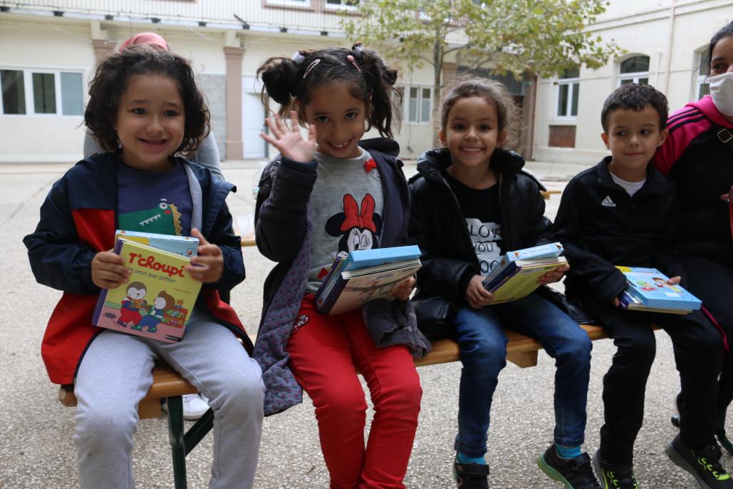 Distribution des livres dans la cour de la Mairie pour les élèves des écoles marternelles (Blouvat, Hugo, Reibaut, Tichadou, Michel, ARCADES) de Port-de-Bouc