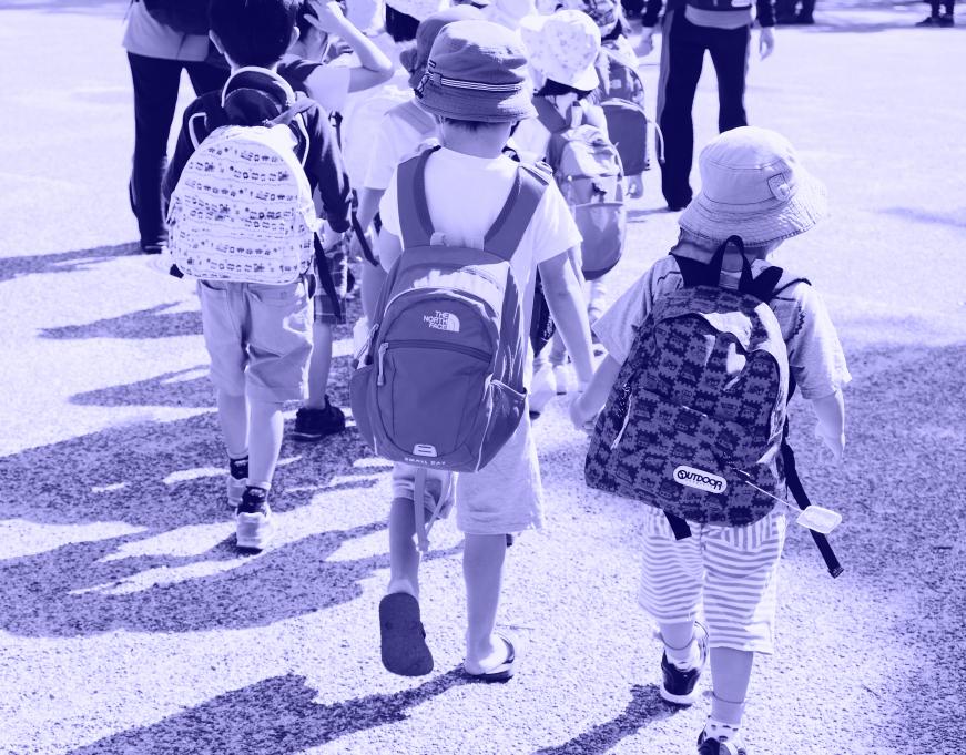 Photo d'illustration montrant des enfants se rendant à l'école